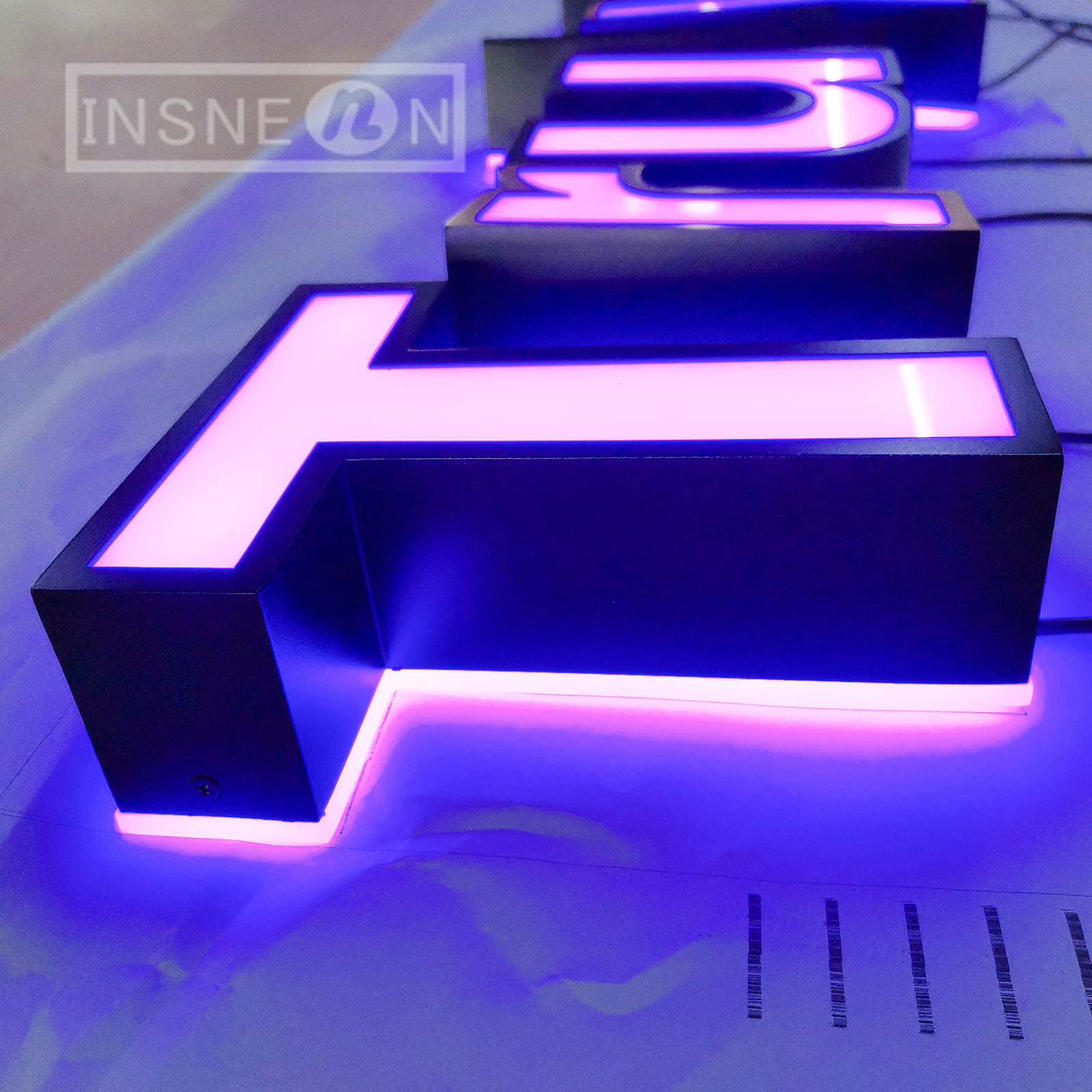 ビジネスサインカスタムメタル 3D 防水照明会社アクリルミニ LED 発光文字ロゴ外装ホテルドアデジタルサイン