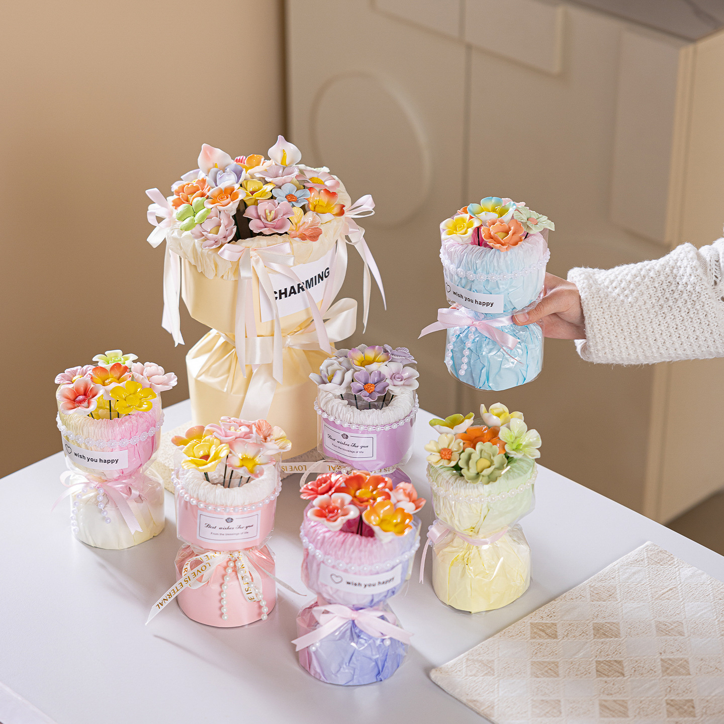 ラップされた手作りのセラミックフラワーブーケ、装飾的な永遠の花のギフト、バレンタイン、母、誕生日、クリスマス、女性、友人、プレゼント