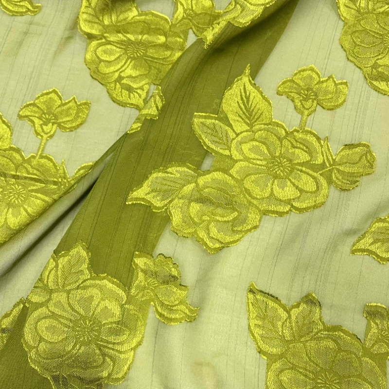 半透明の黄緑色の牡丹の花柄シフォン生地。春夏の伸縮性のないシャツ、漢服、ドレスなどの衣料用生地。