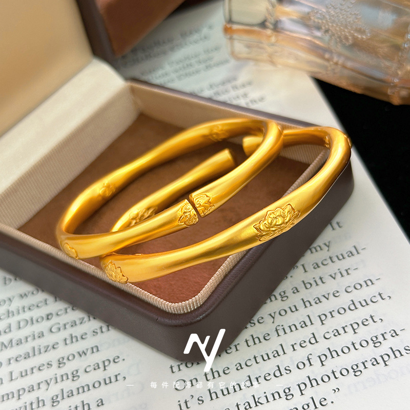 ハイビスカス フラワー オープン バングル レディース 24K ゴールド AU999 - 光沢のあるハイビスカス ゴールド バングル、手首に花の輝き、毎日のストリートウェアに最適