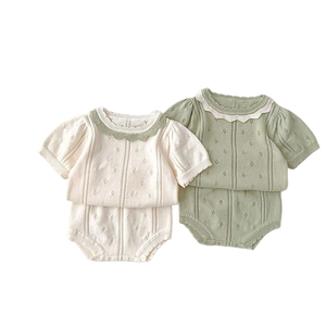 夏にぴったりの、女の子向けのツーピースセットアップ。カットアウトニットのTシャツとショートパンツのセットです。暖かい季節に最適です。