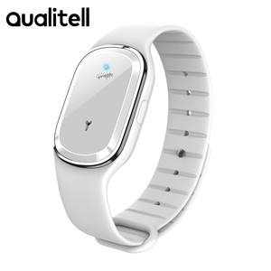 Qualitell 超音波式蚊よけブレスレット（時計・温度測定機能付き）、USB充電式、大人・子供兼用。