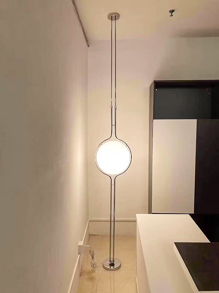 Garrault Delord LED フロアランプクロームメタルホワイトアクリルボールベッドサイドスタンディングライトリビングルームホテルソファ家の装飾