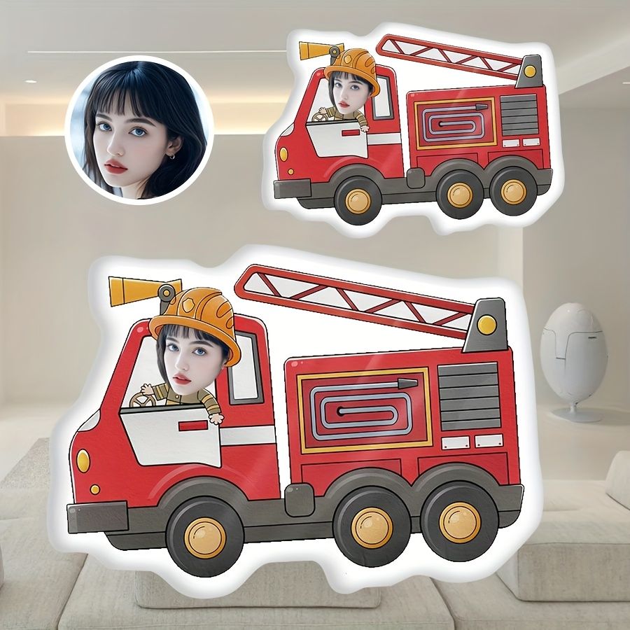 漫画の消防車のぬいぐるみ枕、パーソナライズされた顔のデザイン、柔らかい生地のソファベッドの装飾、スポーツファンの誕生日、クリスマス