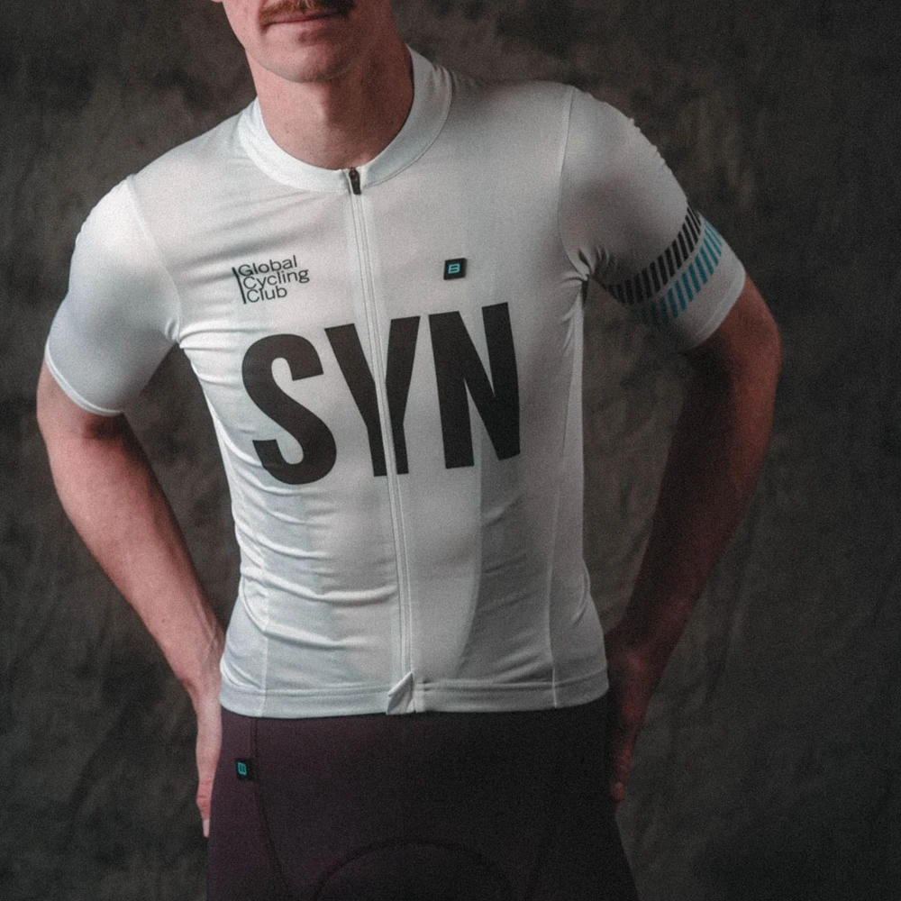 2025 SYN クラシック ホワイト半袖ジャージと高密度パッド ビブショーツ セット フラッシュ ロゴ付き メンズ MTB トップス ライディング ボトム キット