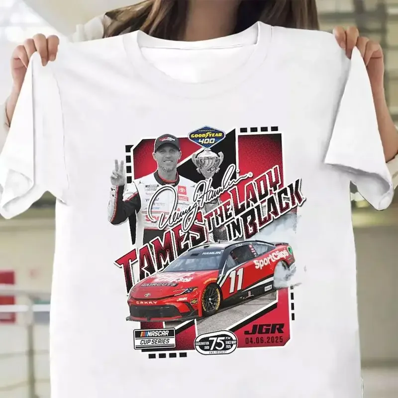 デニー ハムリン チェッカー フラッグ スポーツ 2025 グッドイヤー 400 レース優勝者 T シャツ
