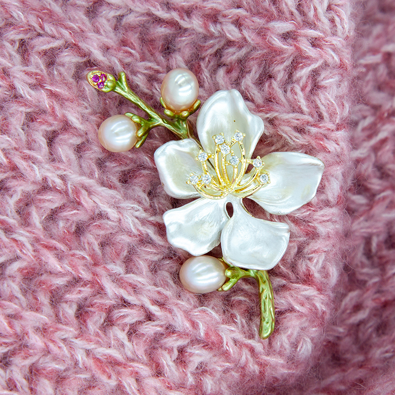 Luxury Freshwater Pearl Flower Brooch White Enamel Plant Pins for Women Natural Shell Jewelry Dress Suit Scarf Birthday Gifts
