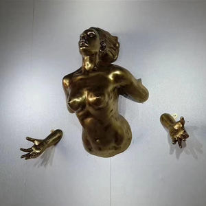 壁を通り抜ける現代的なカスタム3D女性像彫刻像グラスファイバー樹脂工芸クリエイティブアートデザイン