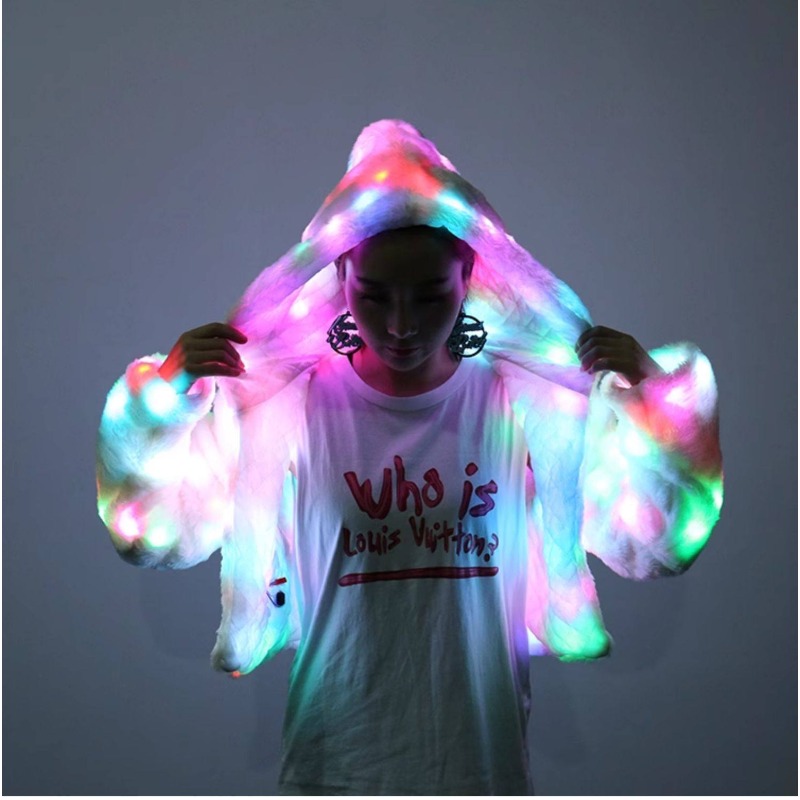カラフルな LED ライトアップジャケット フェイクファー パフォーマンスウェア 男女兼用 豪華なステージ衣装 バーパーティー用 光る衣装小道具