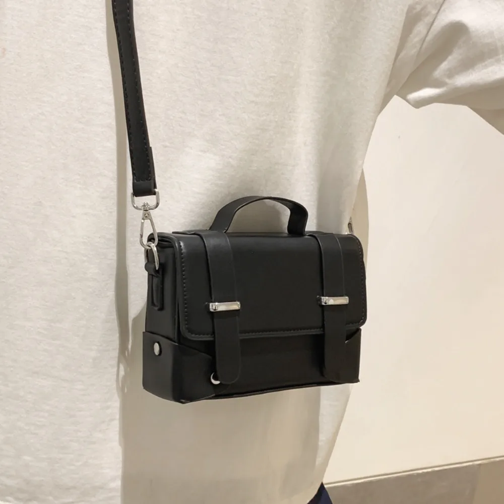 ミニマリストメンズショルダーバッグファッショナブルな男性 PU レザークロスボディバッグ小さなフリップスタイルメッセンジャーバッグ男性デザイナーハンドバッグ