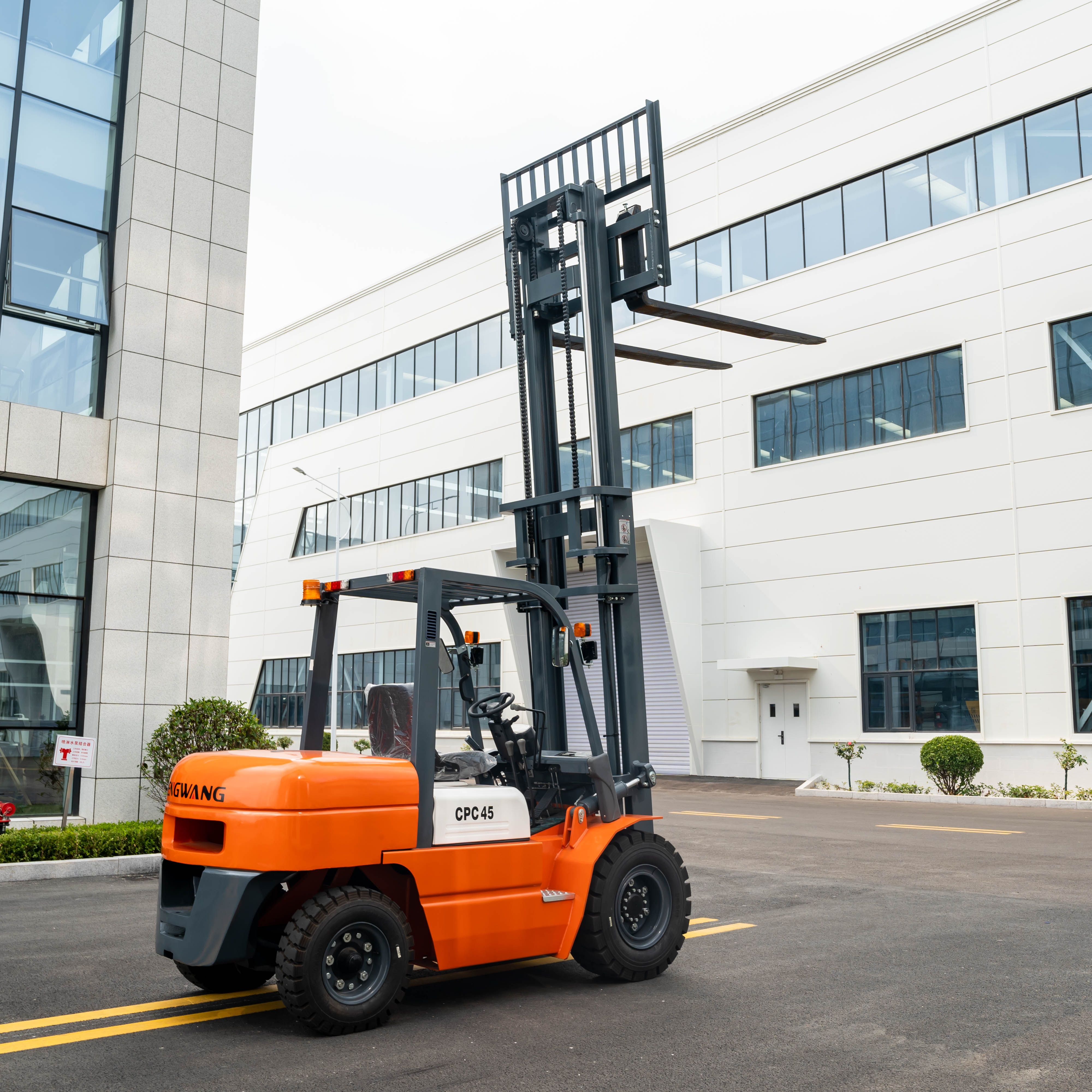 ディーゼルフォークリフト 4 トン 4.5 トン産業用リフトトラック大型フォークリフト機器倉庫建設マテリアルハンドリング