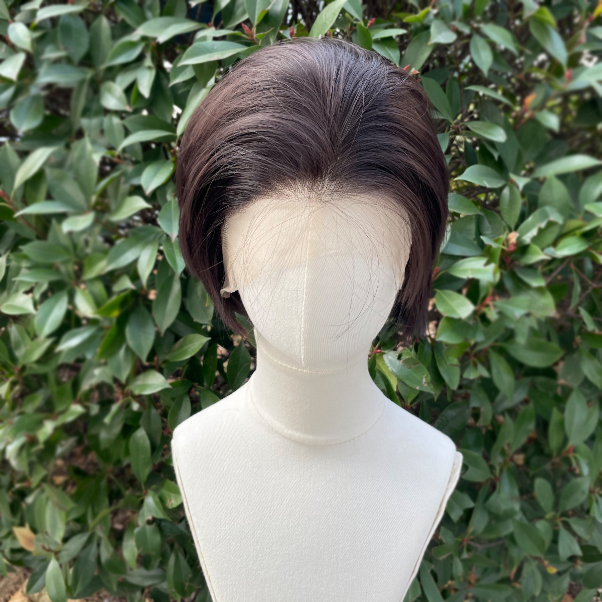 ダークブラウンショートボブカット合成レースフロントウィッグ男性用コスプレウィッグ年配の女性のための生え際グルーレス 13 × 4 レースフロントウィッグ