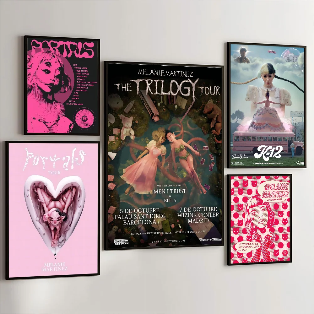 1PC メラニーマルティネス 2023 新音楽映画粘着ポスターレトロクラフト紙ステッカー DIY ルームバーカフェ美的アート壁画