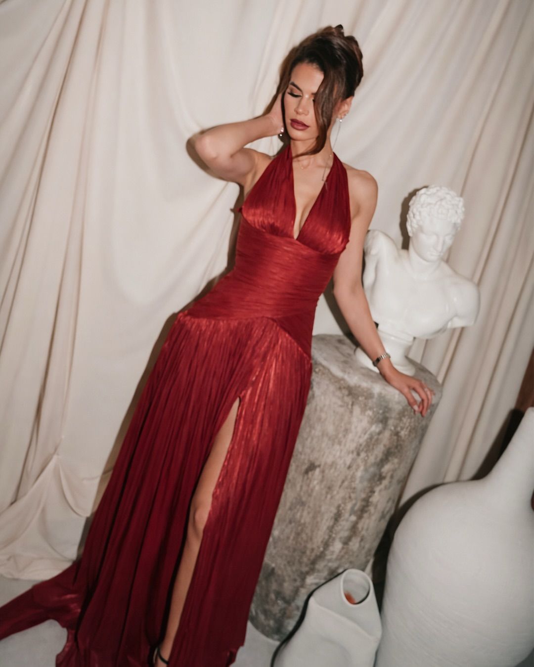 セクシーなレッドゴールドハイスプリットイブニングドレスシックなVネックノースリーブネックストラッププリーツバックレス誕生日パーティープロムカクテルVestidos