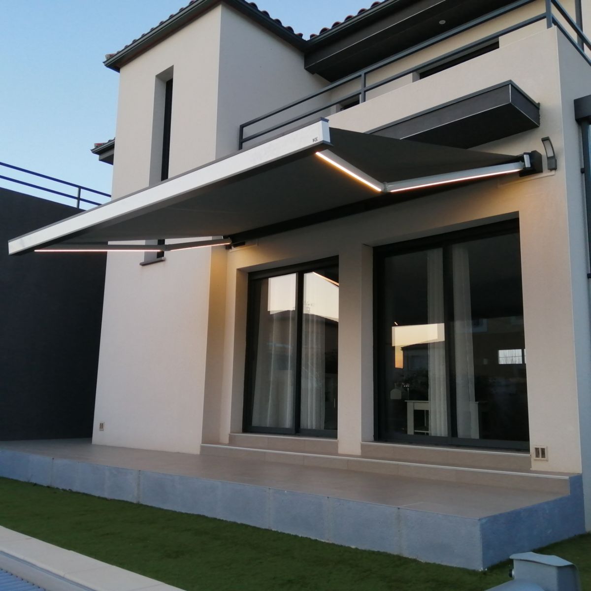 工場直接リモコンフルカセットオーニング屋外折りたたみアーム格納式日よけ自動屋外屋根サンシェルター