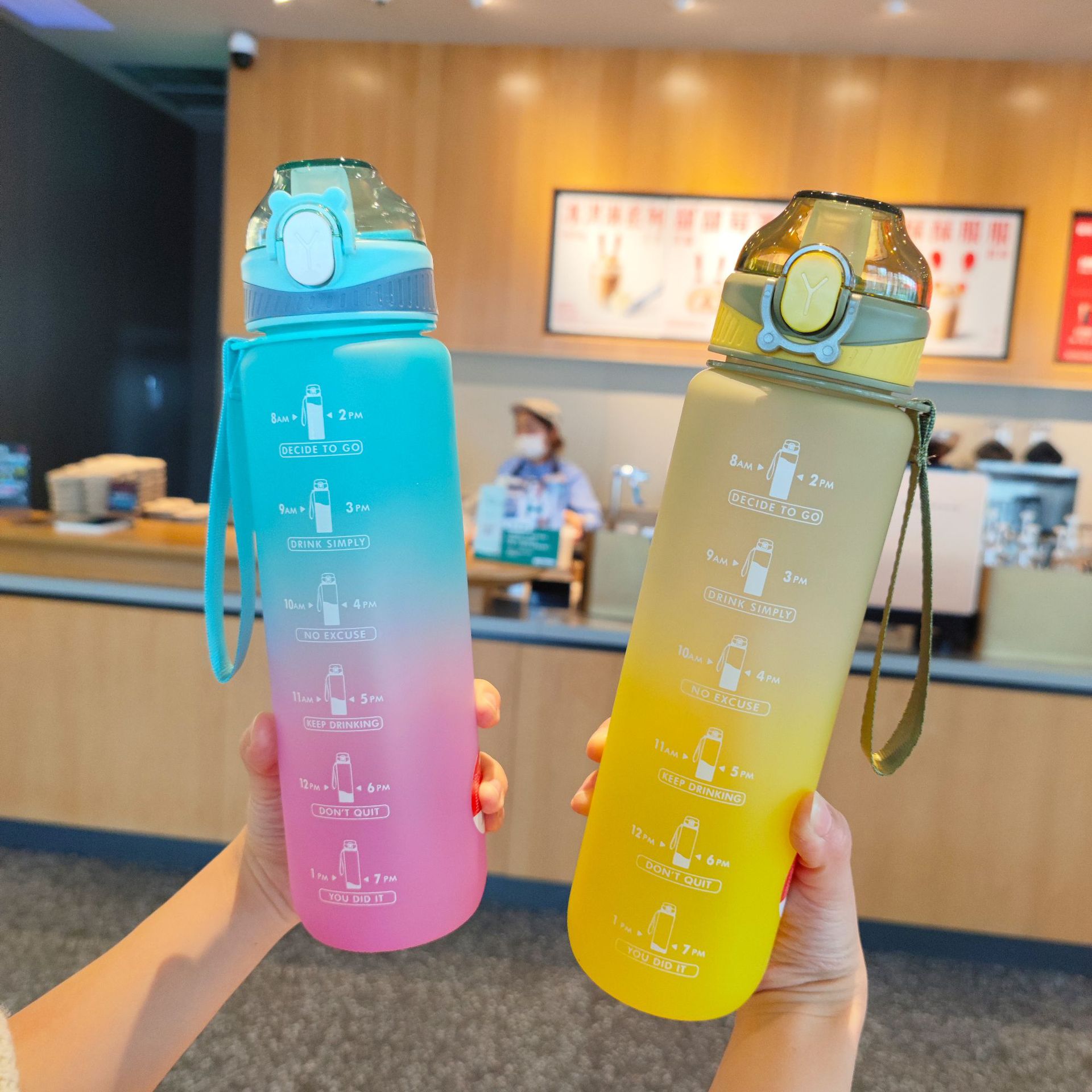 爆発的なグラデーションカラースポーツフィットネスストロープラスチックウォーターカップポータブルキャリーロープバウンス蓋ラッチ車屋外ウォーターボトル