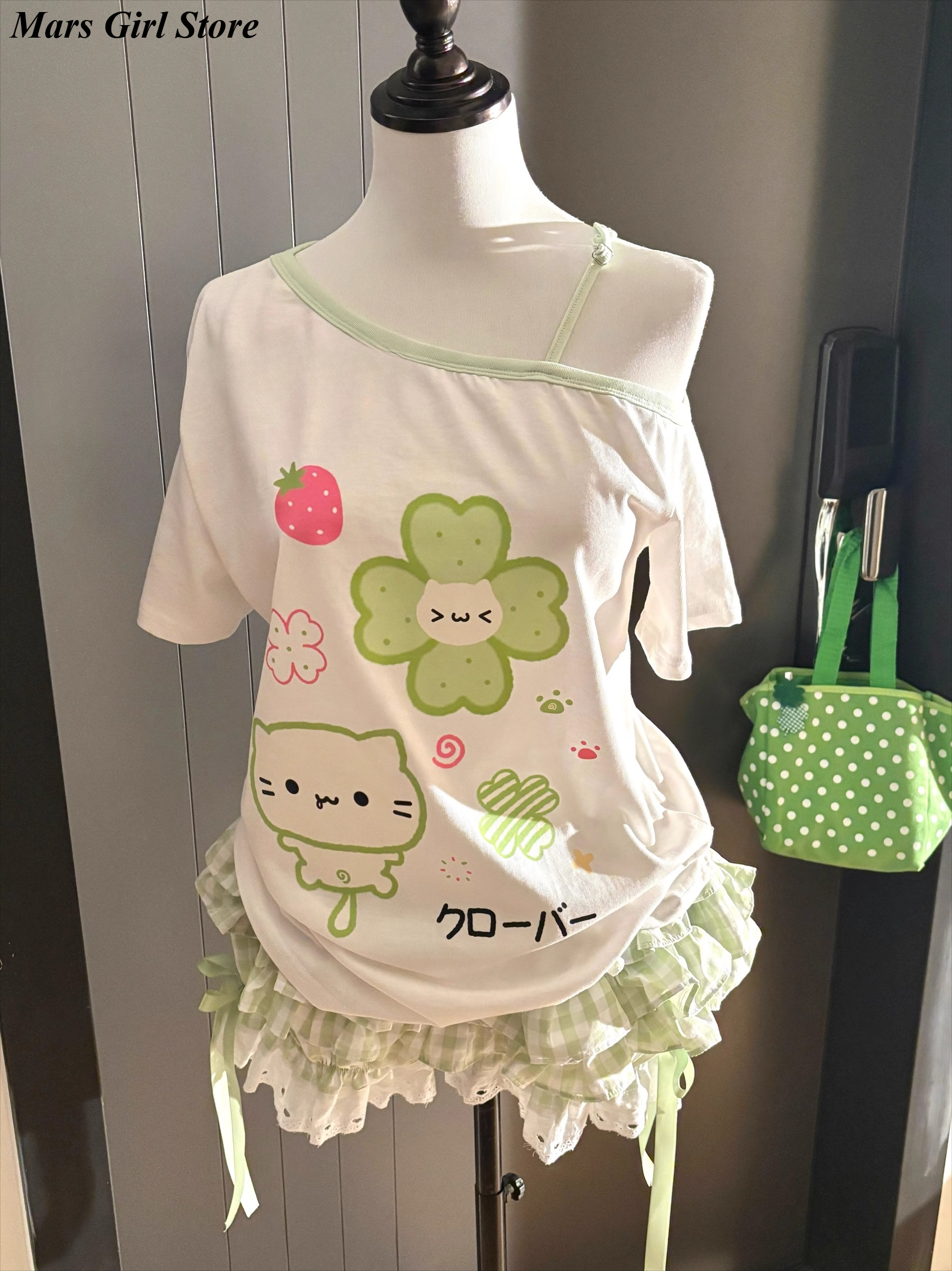 日本のかわいいオフショルダートップスチェック柄スカートセット女性かわいいクローバープリント Tシャツとレーストリムミニスカートソフトガール夏服