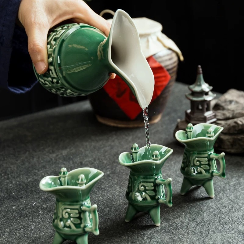白酒カップワインディスペンサーセットのフルセットクリエイティブギフトボックスハイエンドワインセット中国の水差しワイングラスセラミックホームアンティーク