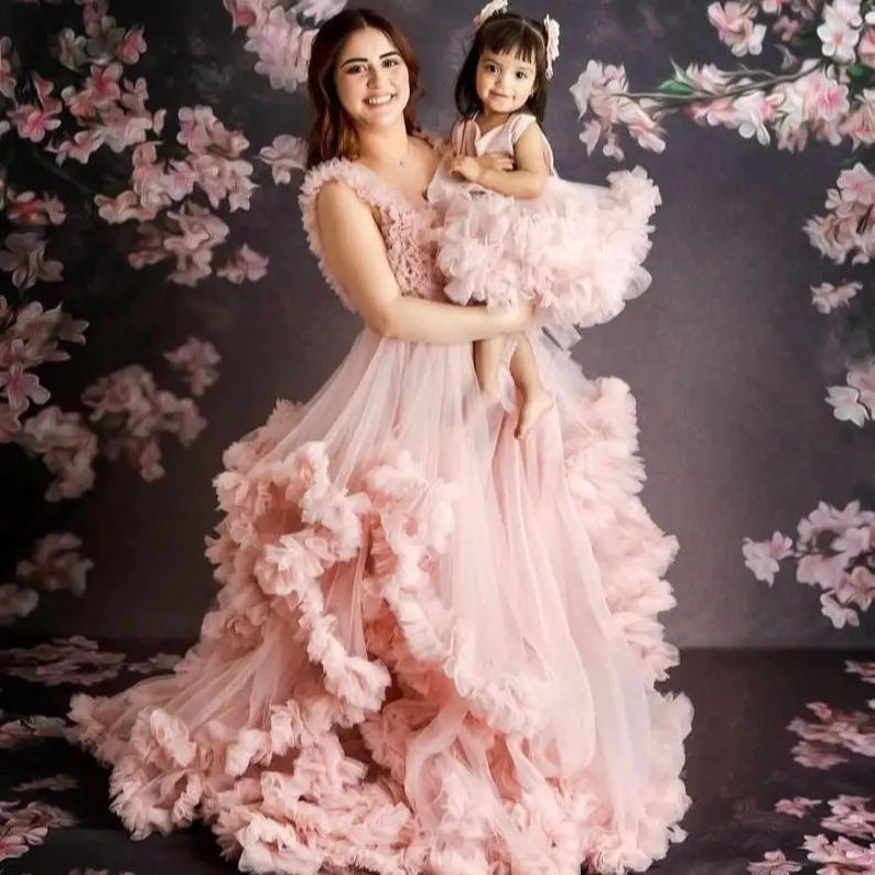 ピンクのティアードママとミーフリルドレス母と娘の写真撮影用ドレス誕生日や結婚式のゲストドレス用
