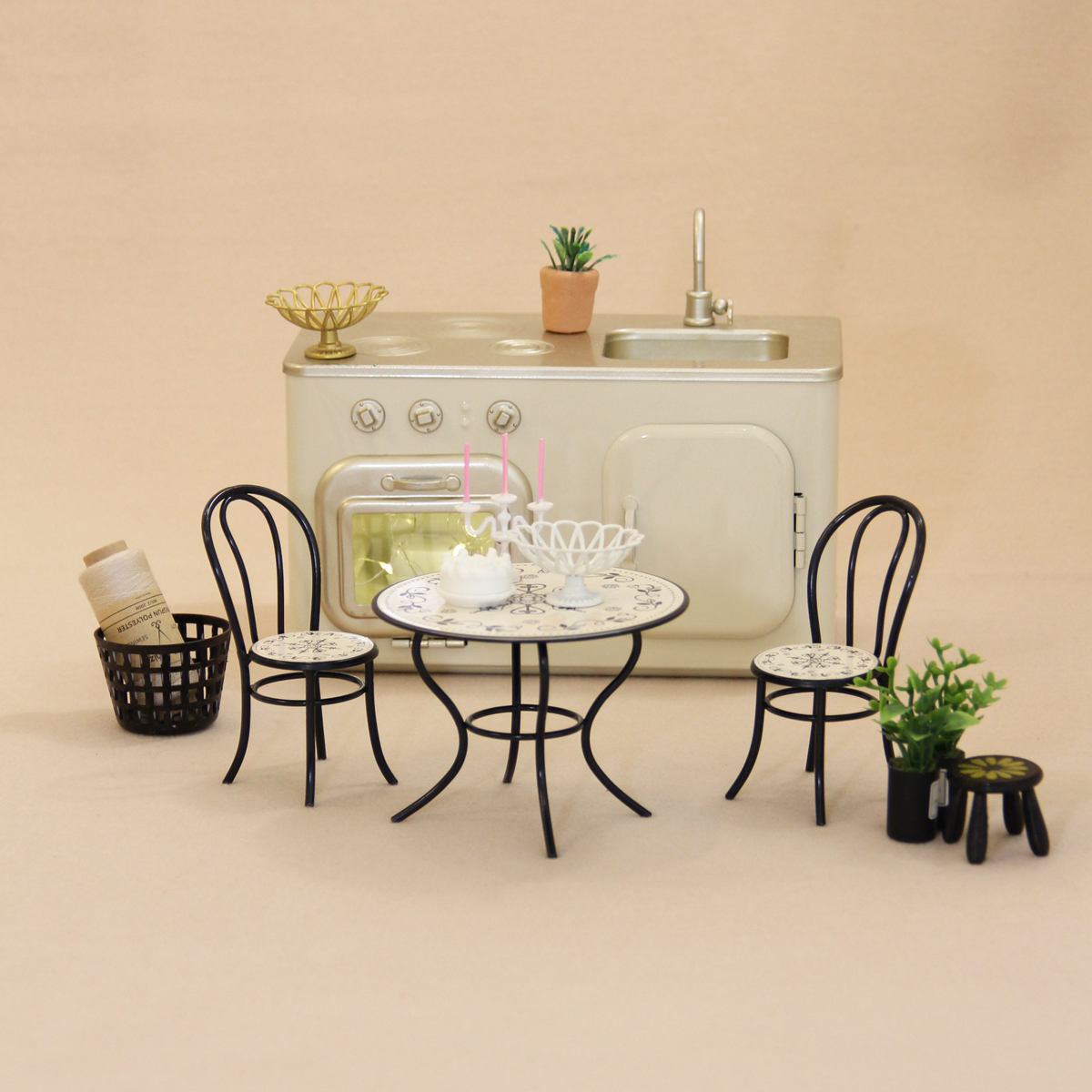 ミニチュアシミュレーションおもちゃの家の家具 1:12 鉄のテーブルと椅子の 3 個セット Bjd Ob11 ドールハウスの家の装飾に適しています