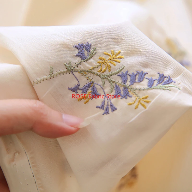 繊細な紫の花の刺繍純綿生地、ブラウス、チャイナ ドレス、ファッション、スカート、ドレス用 (メーター単位)