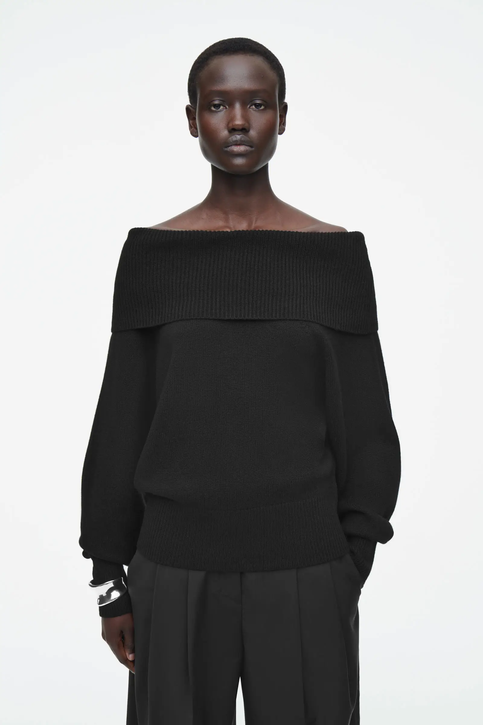 XIMIAN APPAREL 2026 YAZHIMEI 春の新スタイルの女性のカジュアルスタンダードワンショルダーブラックニットプルオーバー