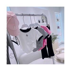 夏物ガールズカラーブロックファッション不規則裾トップス、ガールズサイドプリーツ、フルフィットガールズカットトップス、ポリエステルTシャツ