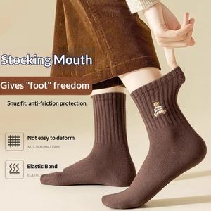 柔らかくてかわいいクマの刺繍入りクルーネックソックス　秋冬用　キャラクターデザイン　レディース　厚手・高伸縮性・吸汗性抜群のコットンソックス