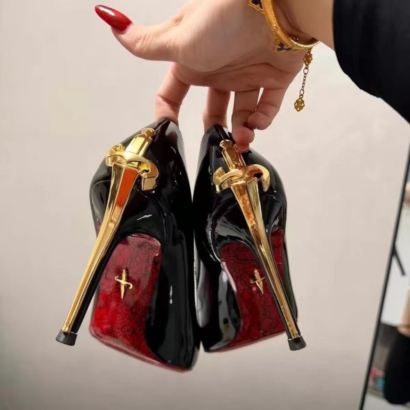 2026 早春の新ハイヒールの女性のファインヒール尖った金属剣セクシーな女王黒漆レザーシングルシューズ