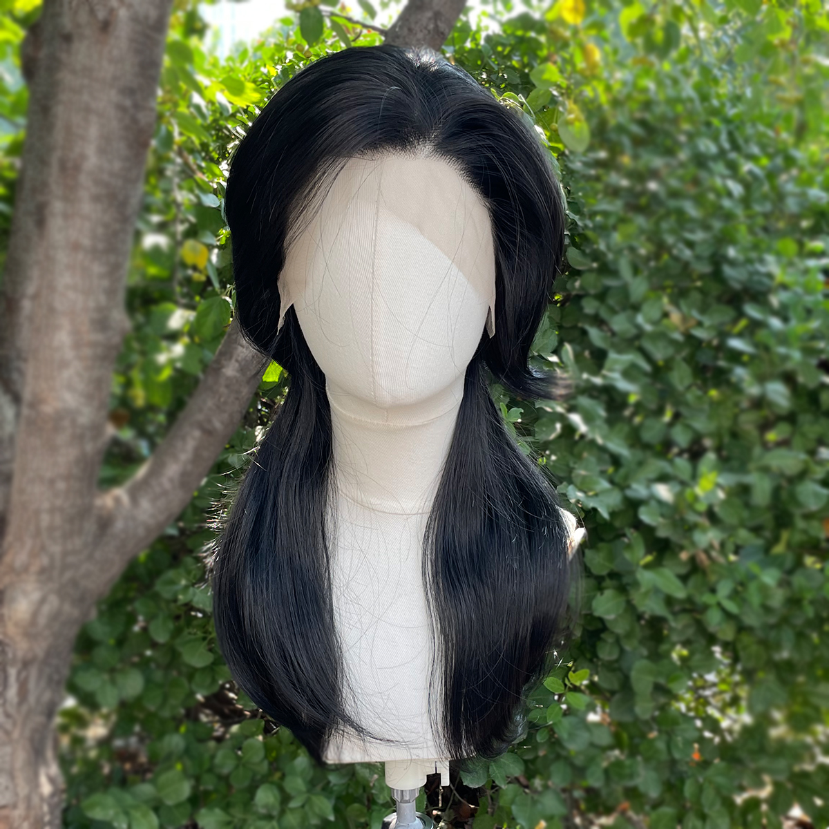 漆黒のロッカーコスプレウィッグ男性用 13 × 4 合成レースフロントウィッグ女性のための肩の長さのショートカーリーウィッグポニーテール