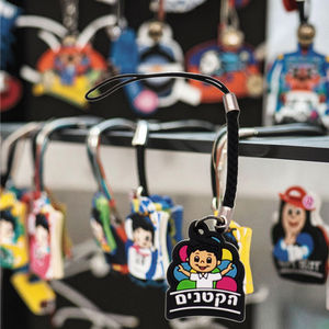 人気のカスタムロゴ入り3Dエナメルマグネット式メタルラバーカーキーホルダーアクセサリー