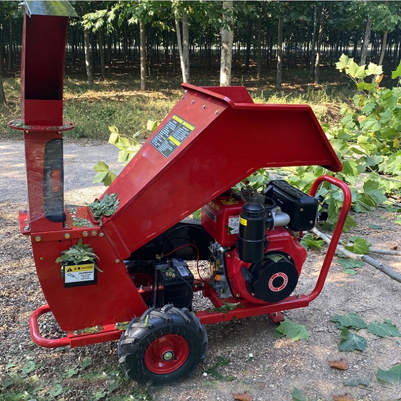 モバイルウッドチッパー 15HP ディーゼルシュレッダー、プロ仕様のフレーク付き小枝や木材用