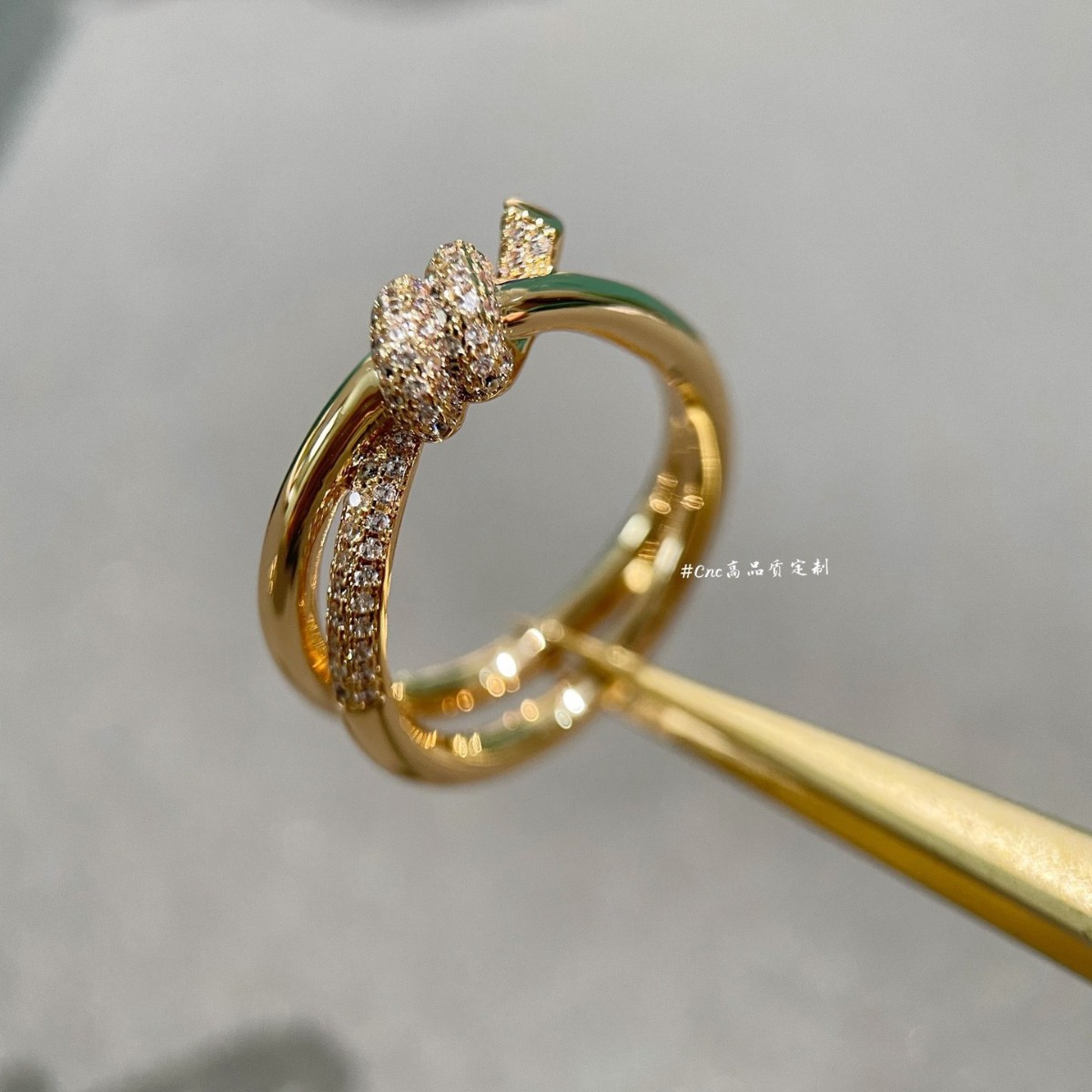 18K ホワイトゴールドとプラチナ PT950 ノットツイストノットリング女性用 18K ローズゴールド象眼細工のライトラグジュアリートレンディノットリング