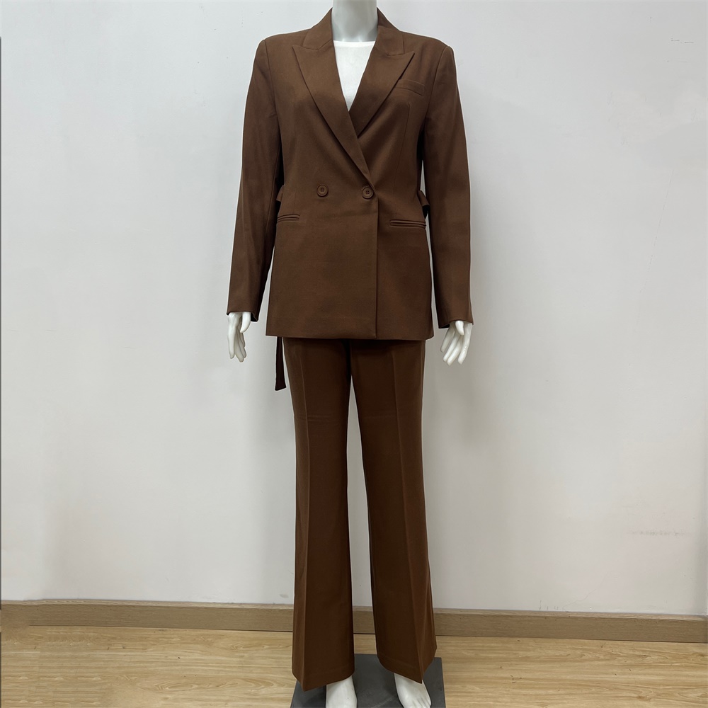 カスタムレディースレギュラーフィットブラウンポリエステルパンツスーツ手刺繍とボタン装飾ビジネスコートとブレザー