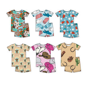 高品質なオーダーメイドロゴ入り、男の子用2点セット。夏用キッズセット、通気性の良いカジュアルTシャツセット。ブティックに最適