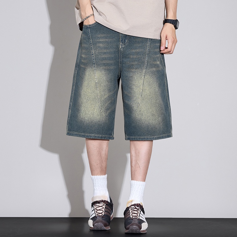 アメリカン スタイルのメンズ ヴィンテージ ダメージ加工デニム ショート パンツは、夏のトレンドで、ゆったりとしたワイドレッグで汎用性の高いミッドレングス パンツです。