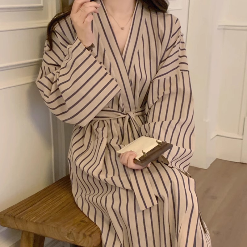 春と夏の女性のドレッシングガウン、バスローブ、女性のコーヒー色のチェックローブ、Vネック長袖ホームナイトガウン