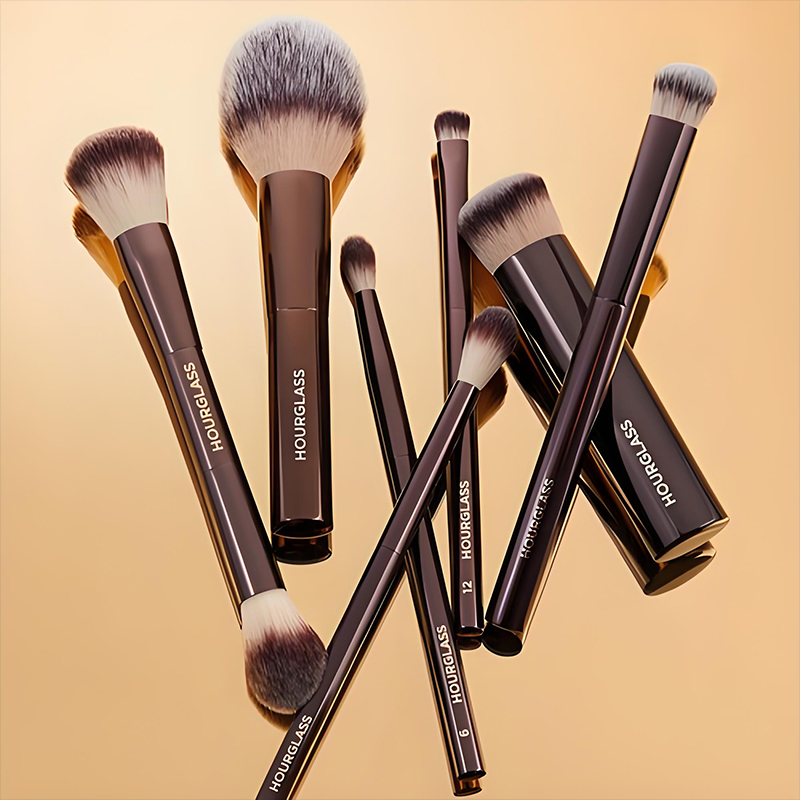 HOURGLASS ビーガン ブラシ トラベル ブラシ セットには、目と顔用の 7 つのブラシが含まれており、バッグ ギフト ボックスのパッケージが付いています。