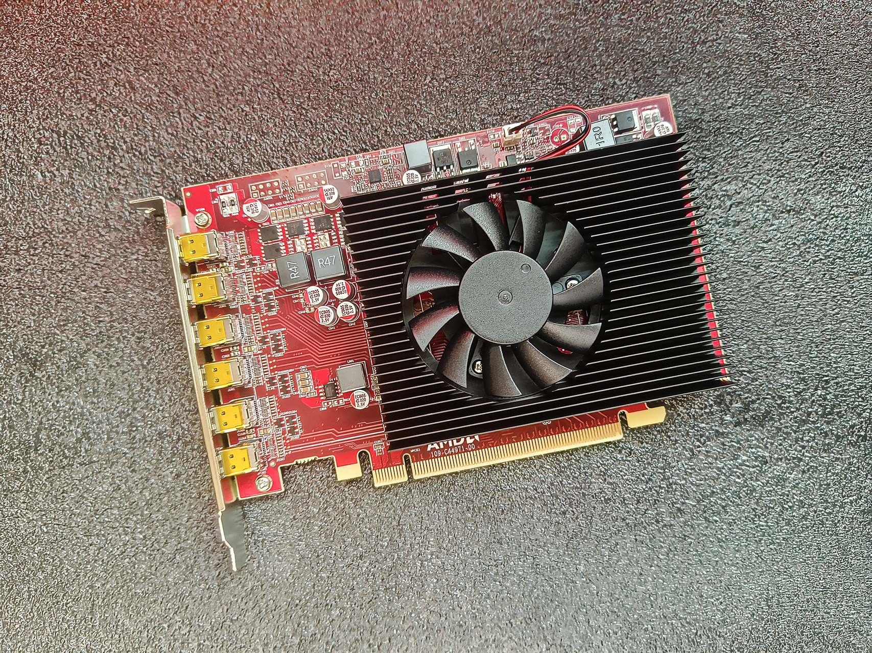 AMD R7 350 4G 6 × minidpインターフェース搭載のプロフェッショナル向けカスタム6画面グラフィックカード。4K解像度に対応。