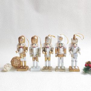 メーカー直販の手作り、金箔をあしらったペンダント型木製くるみ割り人形。お祝いの装飾用