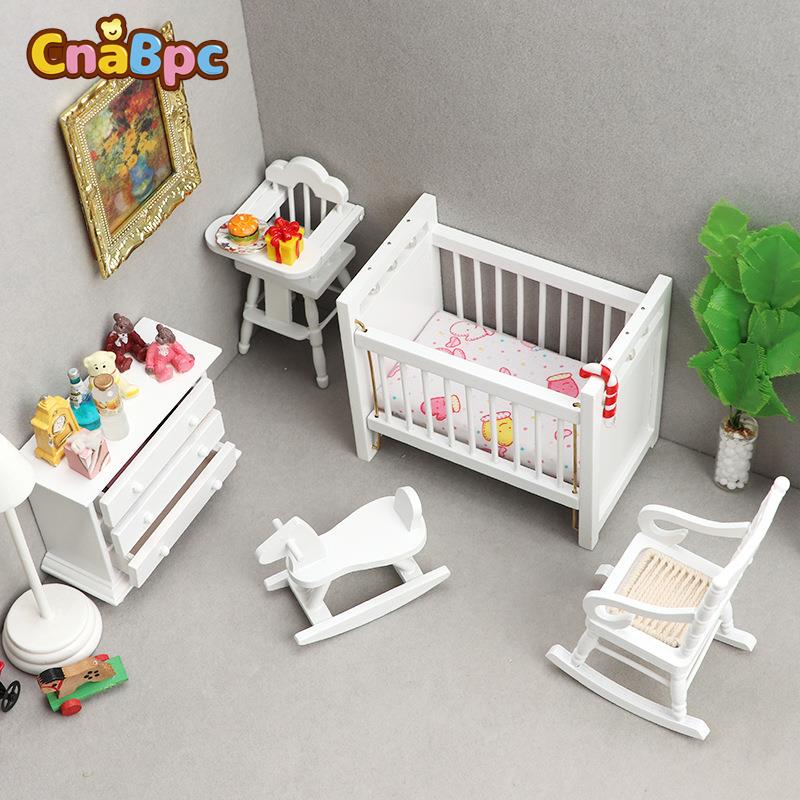 5 ピース/セット 1:12 ドールハウス家具白ベビーベッドダイニングチェアロッキングホースロッキングチェアキャビネット子供部屋の装飾セット