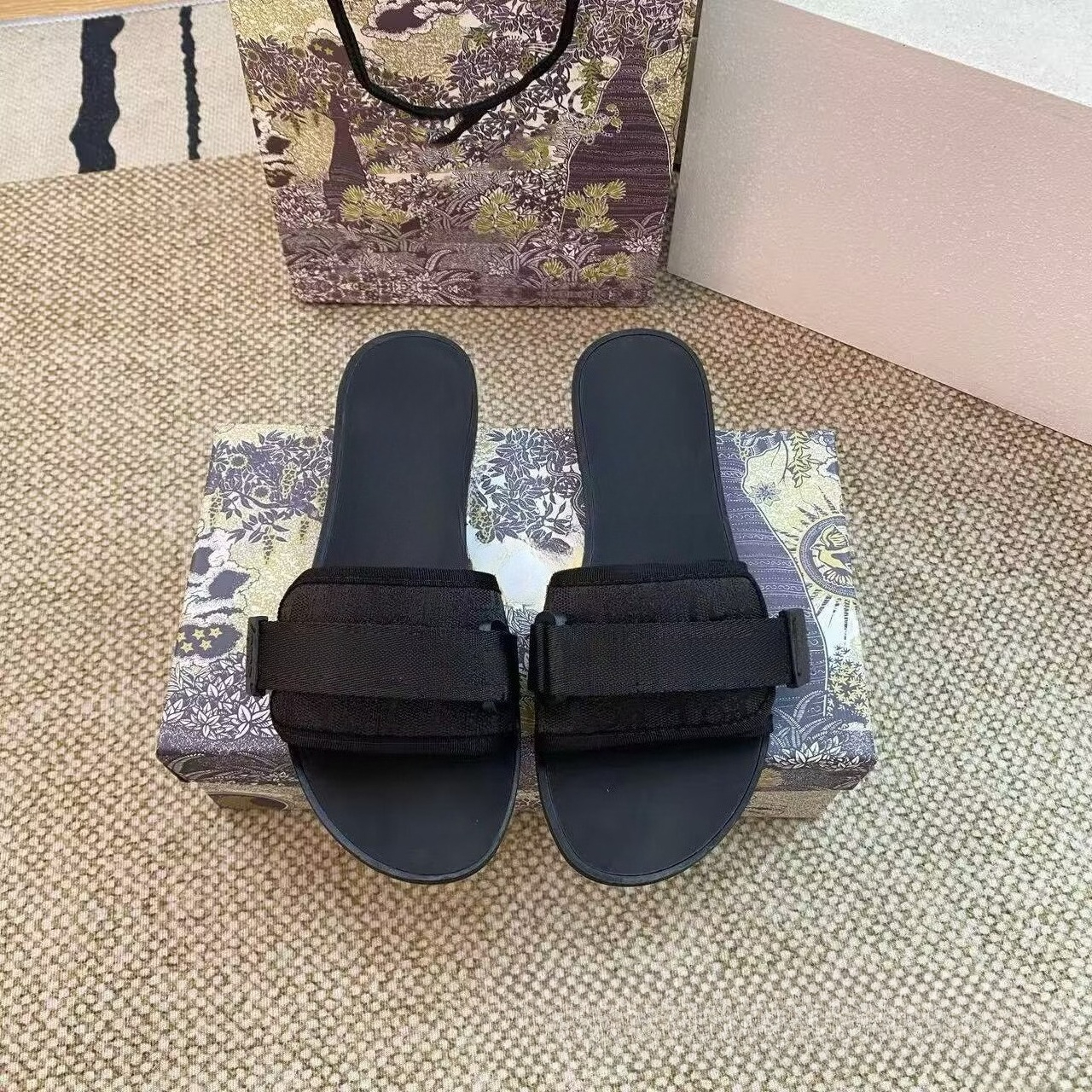 2026 売れ筋夏の新しい女性のジャカード刺繍フラットスリッパカジュアルシングルストラップサンダル多用途ファッショナブルな大きいサイズの靴: 35-42