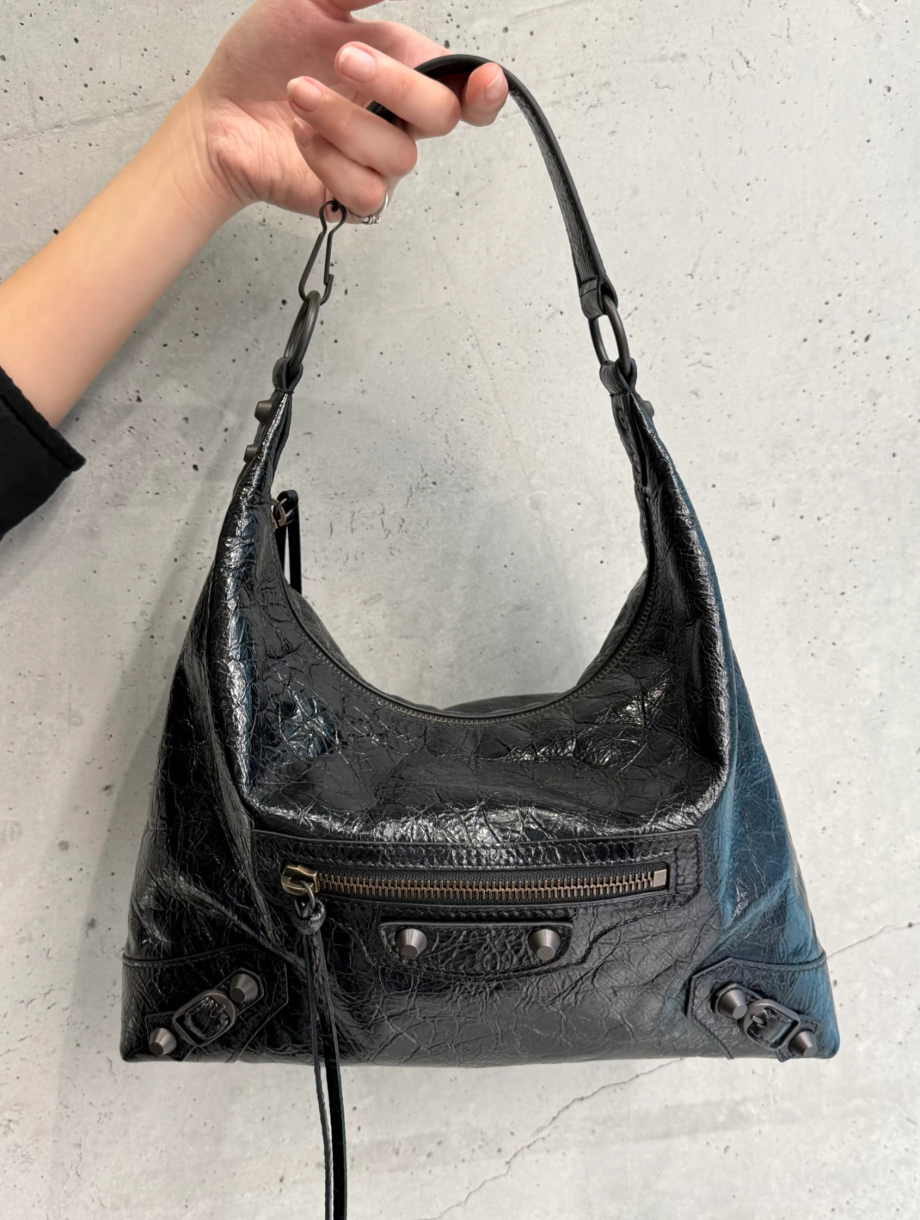 クールレザーリベットオートバイバッグ大容量トップレイヤー牛革トートバッグ通勤用女性のクロスボディバッグHOBOバッグ
