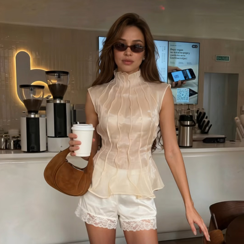 ベージュプリーツサテンノースリーブブラウス女性ハイネックシャーリングペプラムトップ2026夏のオフィス通勤カジュアルデートストリート衣装