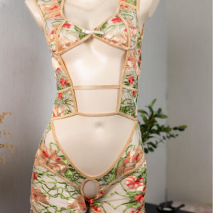 高級感あふれる刺繍レースにユニークな花柄デザインを施した、軽量でラグジュアリーなレディースランジェリーセット。フレンチロマンティックでセクシーなランジェリーセットです。