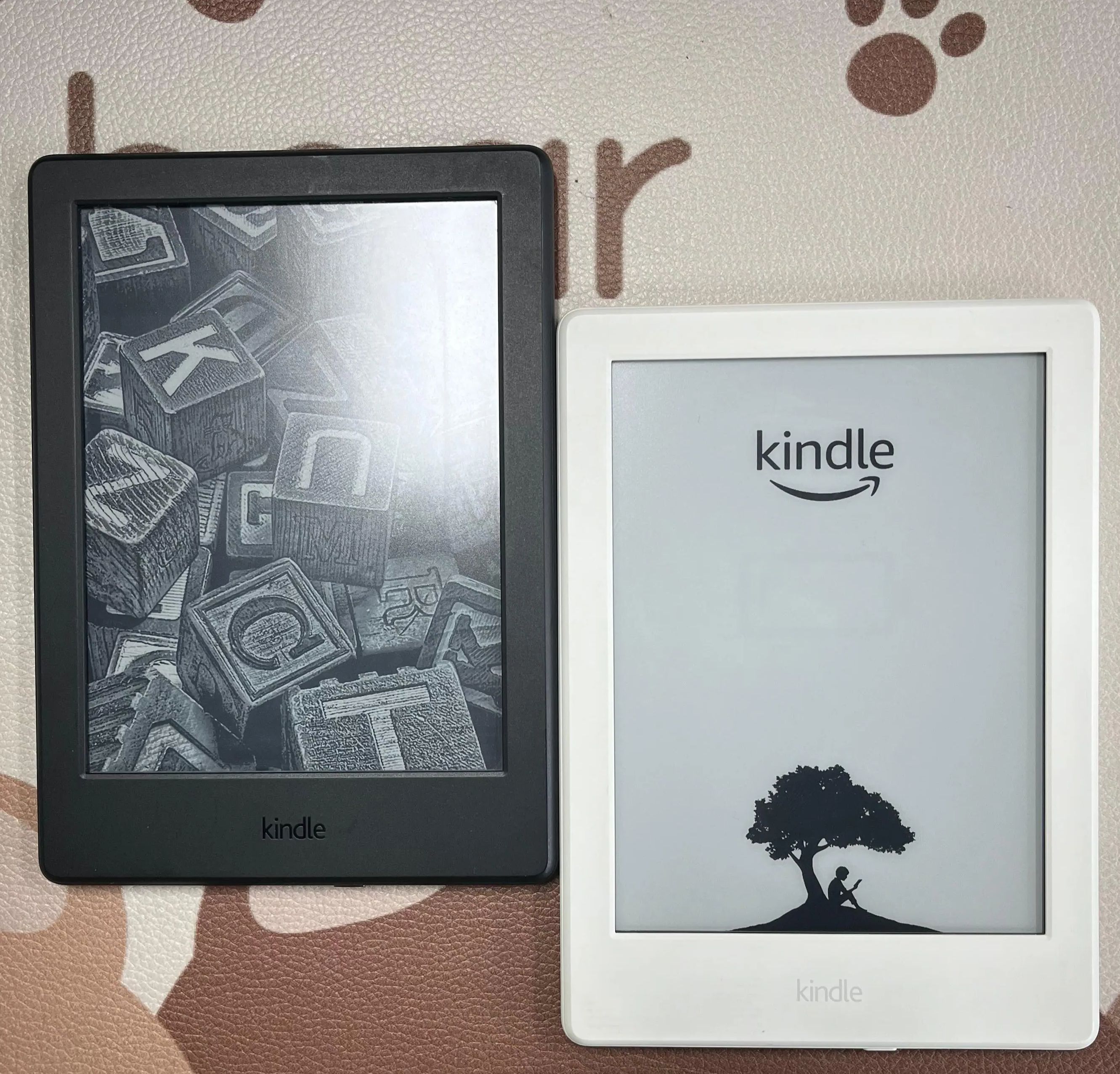 中古オリジナル Kindle 8th 電子ブックリーダー バックライトなし、実際に利用可能なスペース 3GB、WIFI、充電ケーブル付き ランダムカラー