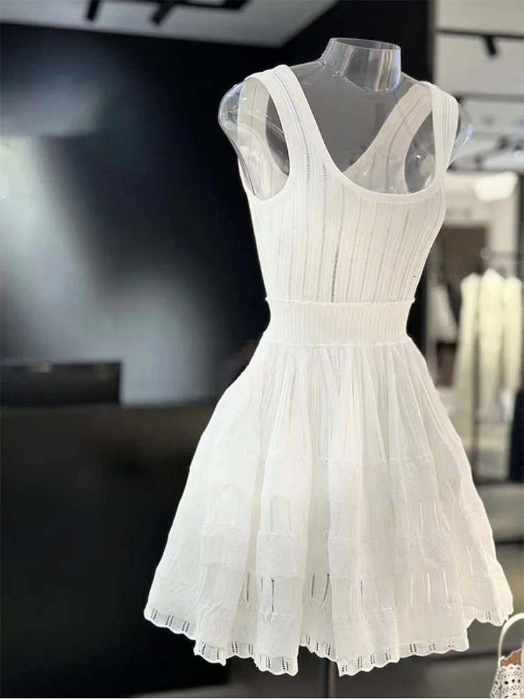 ハイエンドの新しいショートドレス女性の夏のフレンチスタイルの絶妙なデザインセンスニッチノースリーブベストステッチドレス2024
