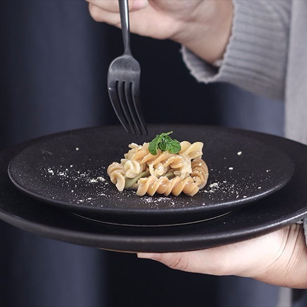 セラミック皿黒レトロセラミックステーキプレートホテルレストランシンプルプレートフルーツ西洋プレート浅い丸いつや消し皿