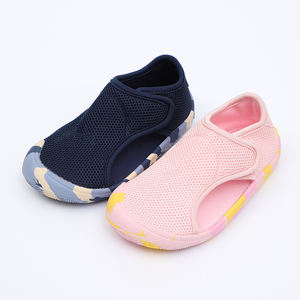 乳幼児用（男の子・女の子）のカジュアルで通気性に優れたスニーカー。EVAミッドソールとゴム製アウトソールを採用。