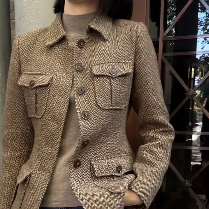 2025 春と秋の女性のウール作業着ショートジャケット女性の新しいレトロジャケット暖かいアウタートップ痩身ウールブレザーコーヒー